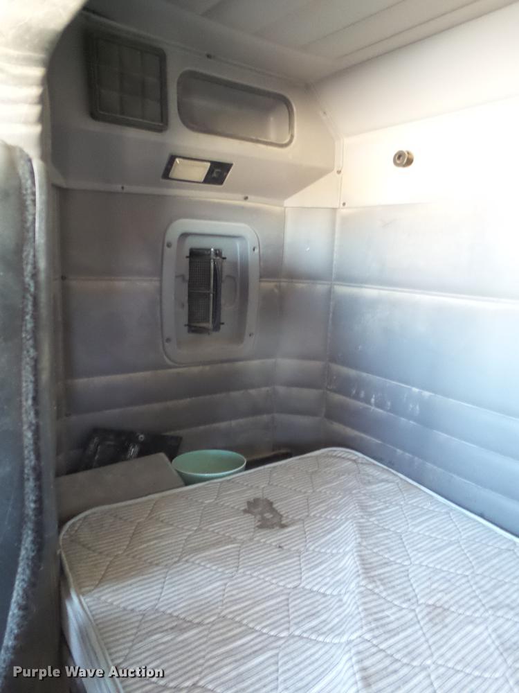 image for item BJ9837 2005 Peterbilt 378 semi truck