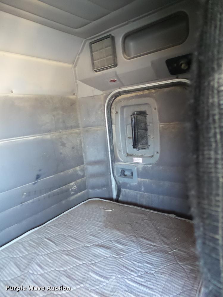 image for item BJ9837 2005 Peterbilt 378 semi truck