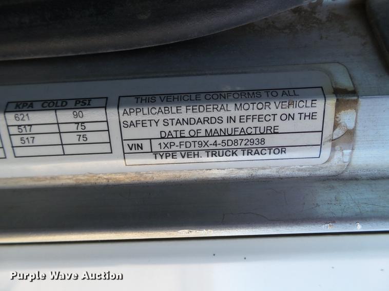 image for item BJ9837 2005 Peterbilt 378 semi truck