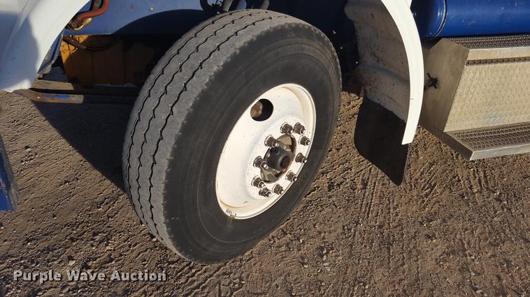 image for item BJ9838 2002 Peterbilt 378 semi truck