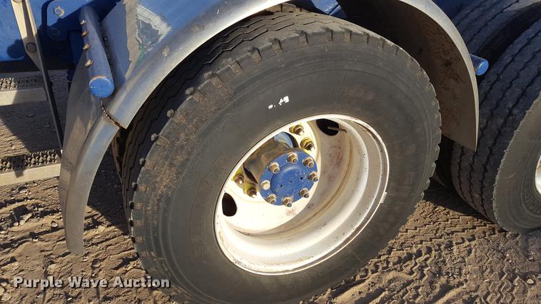 image for item BJ9838 2002 Peterbilt 378 semi truck