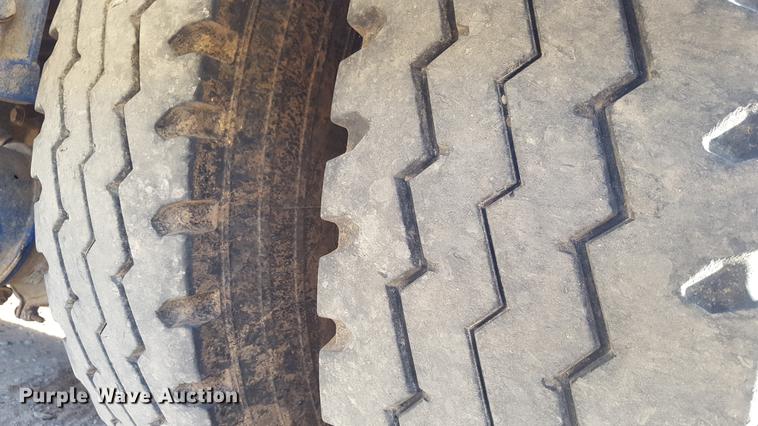 image for item BJ9838 2002 Peterbilt 378 semi truck