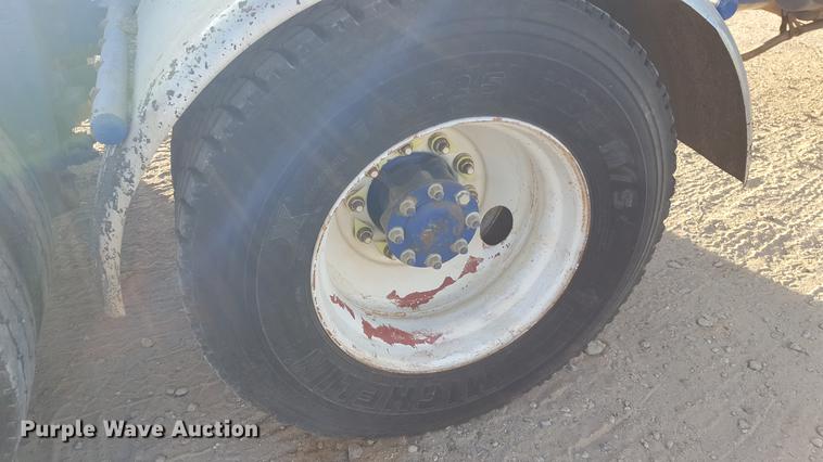 image for item BJ9838 2002 Peterbilt 378 semi truck