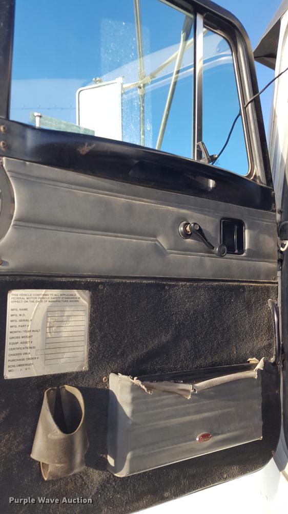 image for item BJ9838 2002 Peterbilt 378 semi truck