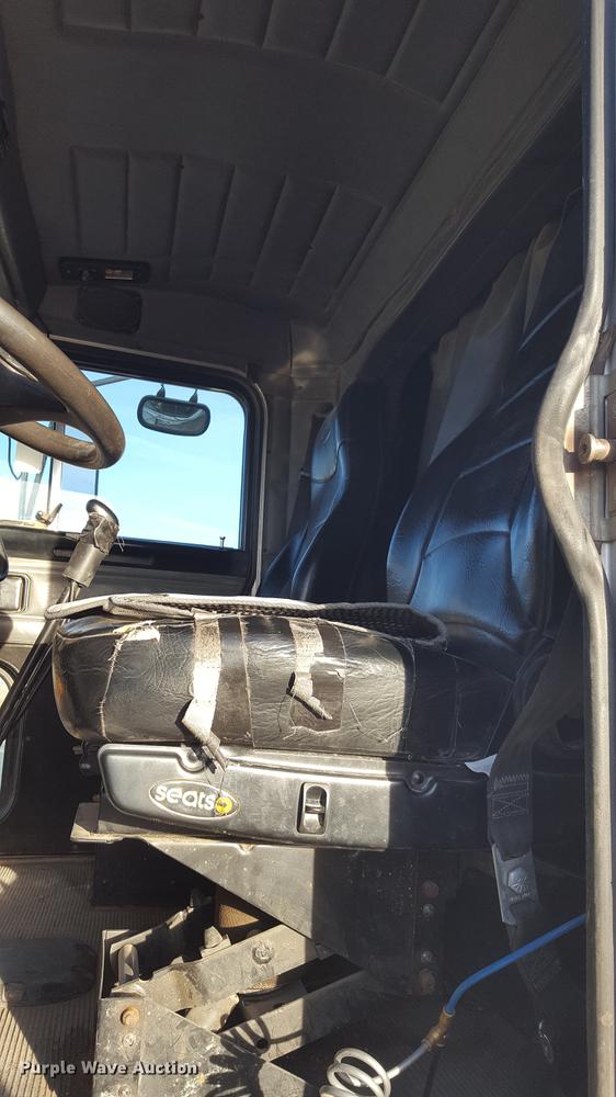 image for item BJ9838 2002 Peterbilt 378 semi truck