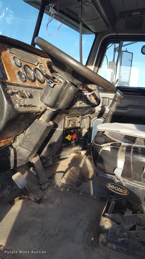 image for item BJ9838 2002 Peterbilt 378 semi truck