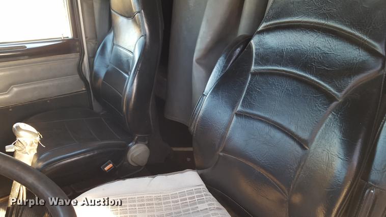 image for item BJ9838 2002 Peterbilt 378 semi truck