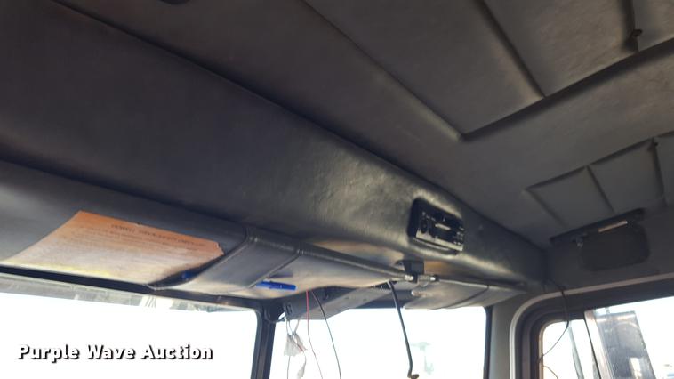 image for item BJ9838 2002 Peterbilt 378 semi truck