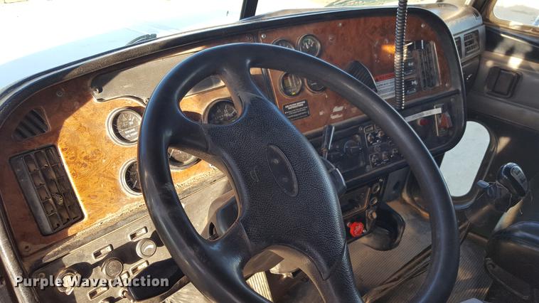 image for item BJ9838 2002 Peterbilt 378 semi truck