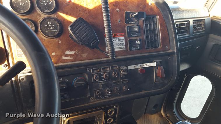 image for item BJ9838 2002 Peterbilt 378 semi truck