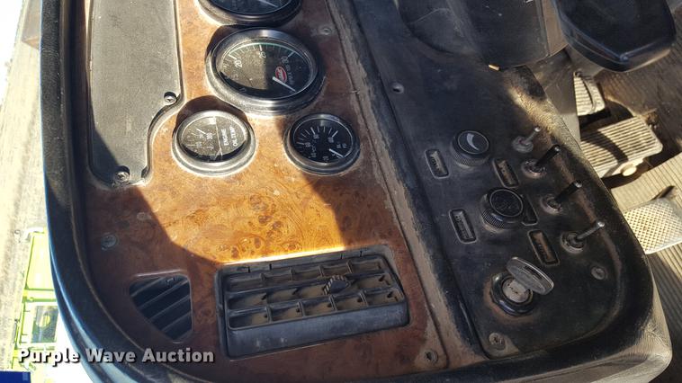 image for item BJ9838 2002 Peterbilt 378 semi truck