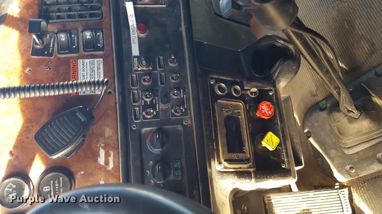 image for item BJ9838 2002 Peterbilt 378 semi truck