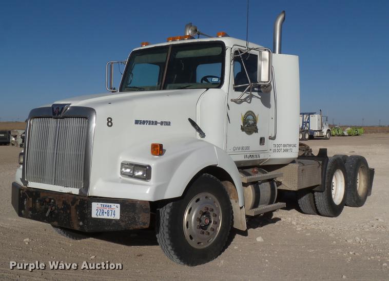 image for item BJ9845 2004 Western Star 4900 semi truck