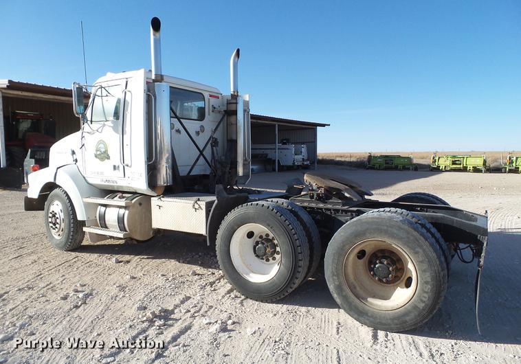 image for item BJ9845 2004 Western Star 4900 semi truck