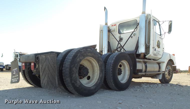 image for item BJ9845 2004 Western Star 4900 semi truck