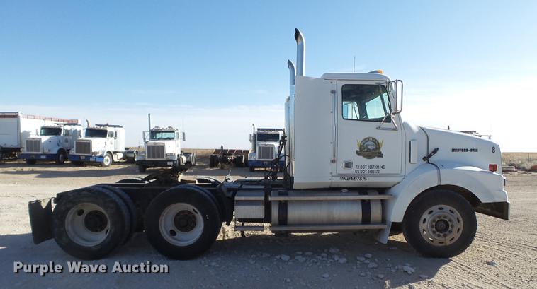 image for item BJ9845 2004 Western Star 4900 semi truck