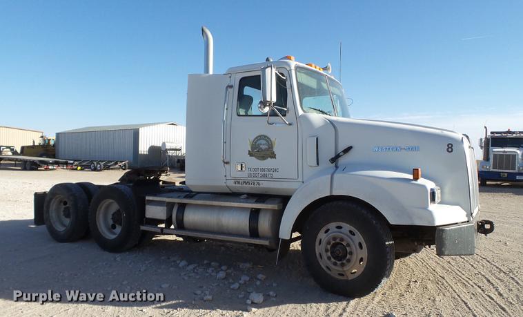 image for item BJ9845 2004 Western Star 4900 semi truck