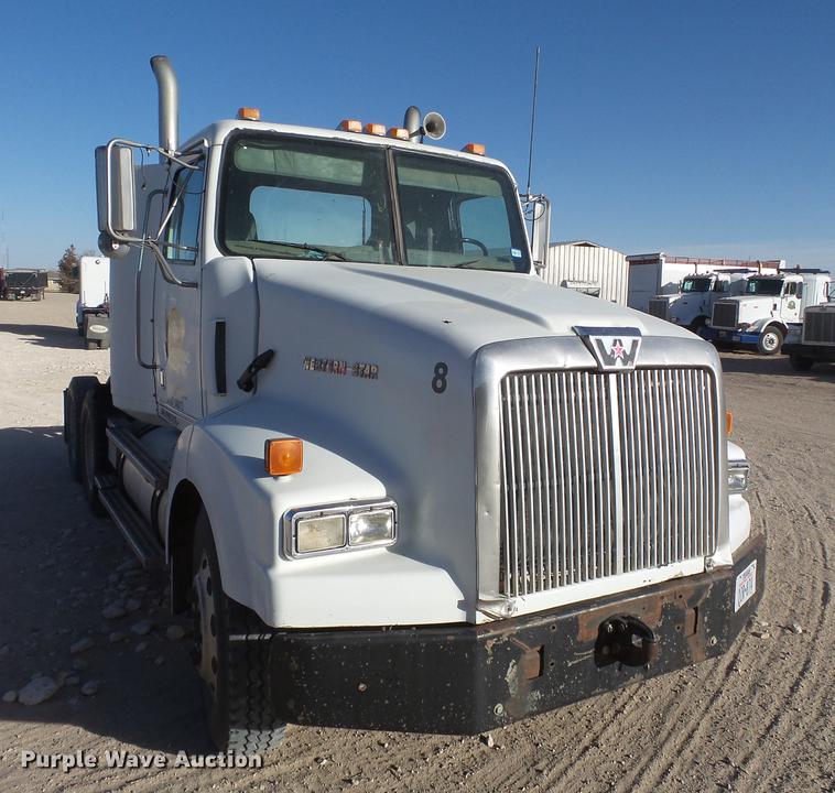 image for item BJ9845 2004 Western Star 4900 semi truck