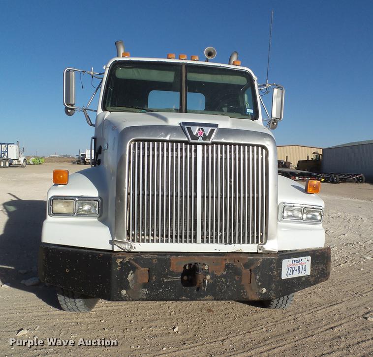 image for item BJ9845 2004 Western Star 4900 semi truck