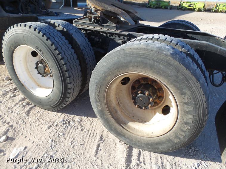 image for item BJ9845 2004 Western Star 4900 semi truck