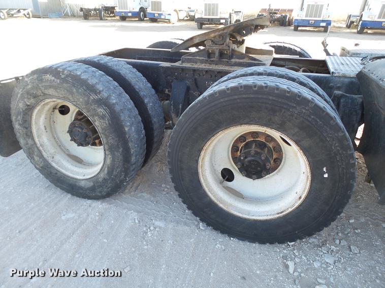 image for item BJ9845 2004 Western Star 4900 semi truck