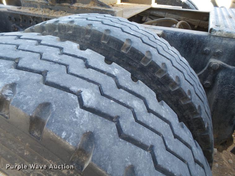 image for item BJ9845 2004 Western Star 4900 semi truck