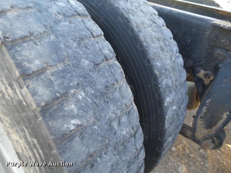 image for item BJ9845 2004 Western Star 4900 semi truck