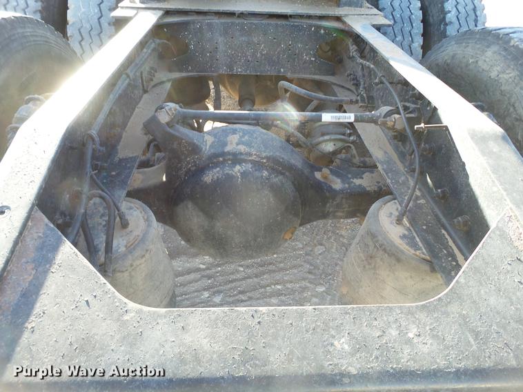 image for item BJ9845 2004 Western Star 4900 semi truck