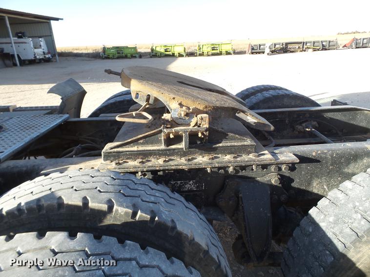 image for item BJ9845 2004 Western Star 4900 semi truck