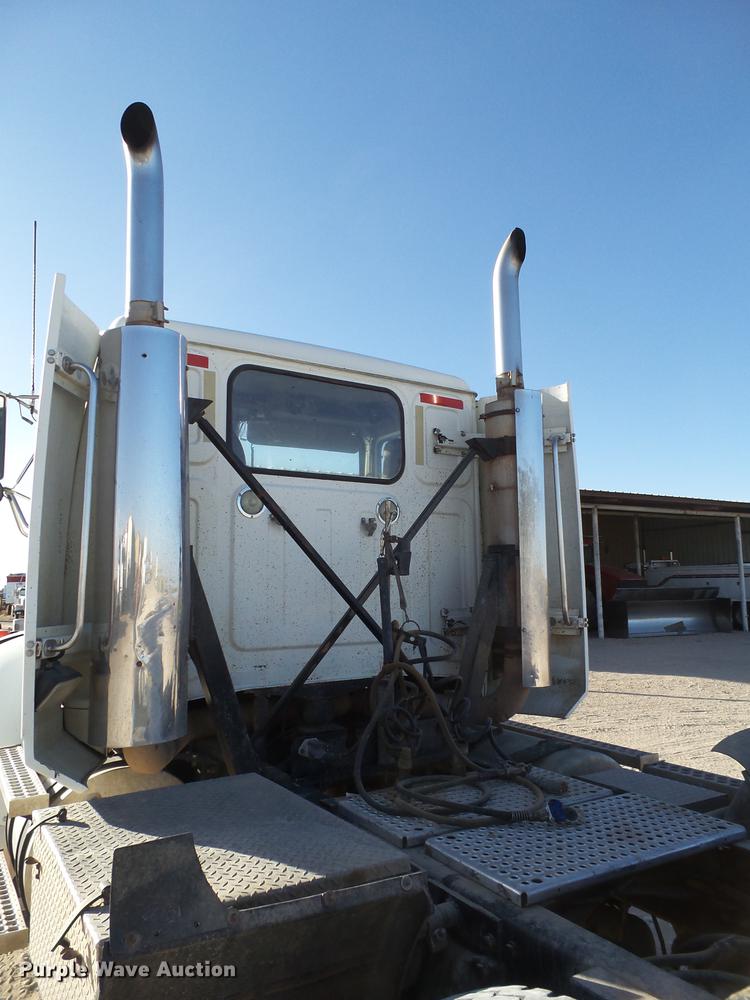 image for item BJ9845 2004 Western Star 4900 semi truck