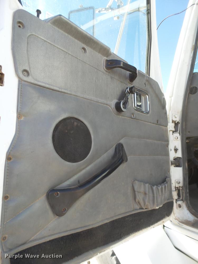 image for item BJ9845 2004 Western Star 4900 semi truck