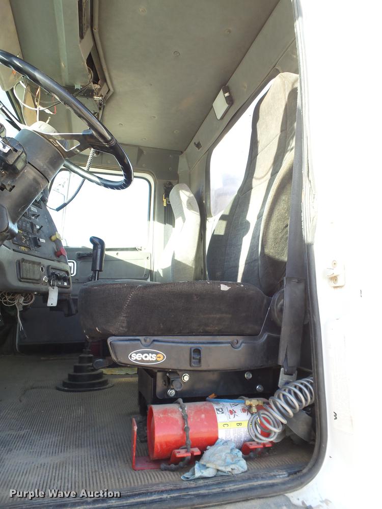 image for item BJ9845 2004 Western Star 4900 semi truck