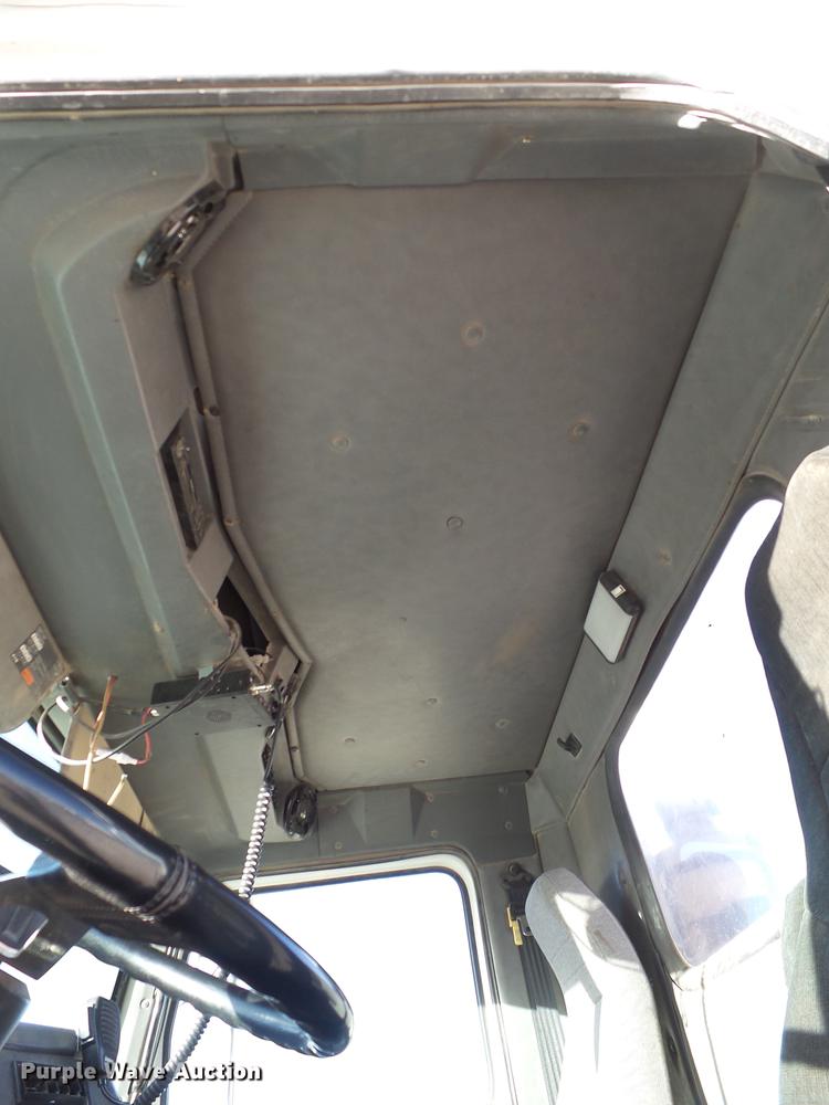 image for item BJ9845 2004 Western Star 4900 semi truck