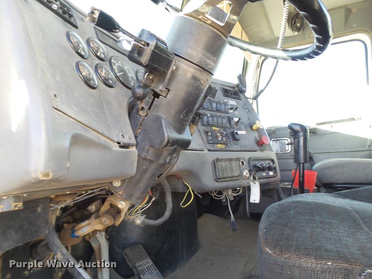 image for item BJ9845 2004 Western Star 4900 semi truck