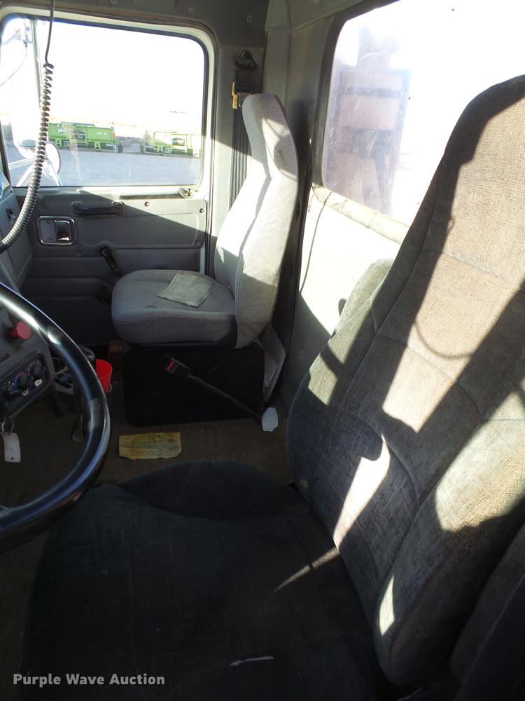 image for item BJ9845 2004 Western Star 4900 semi truck