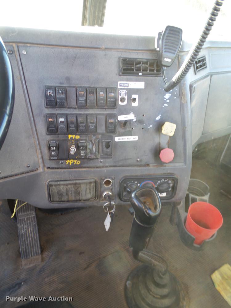 image for item BJ9845 2004 Western Star 4900 semi truck