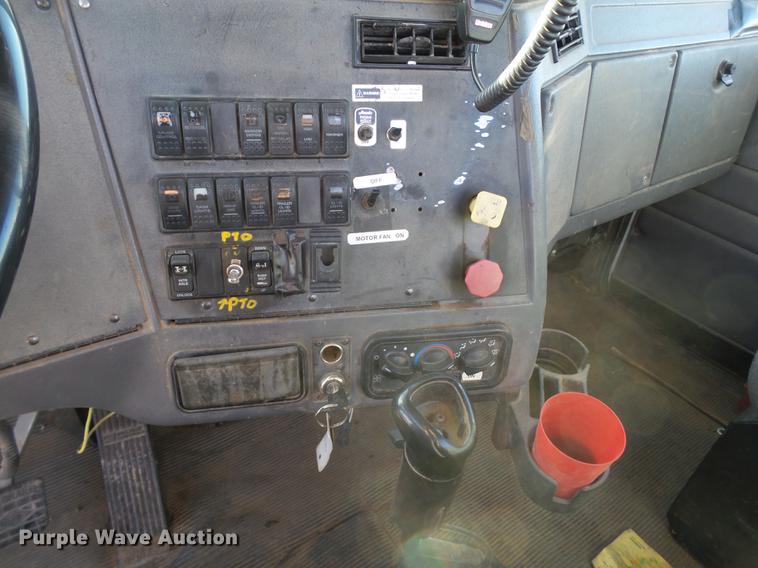 image for item BJ9845 2004 Western Star 4900 semi truck