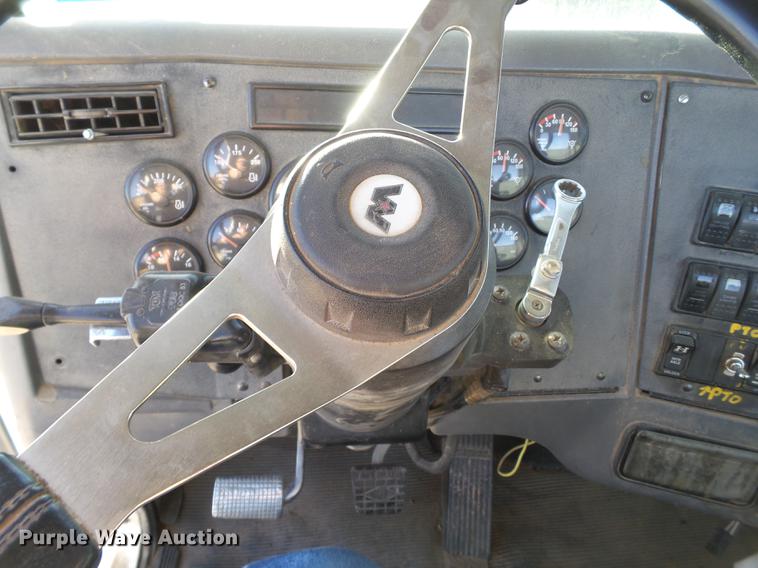 image for item BJ9845 2004 Western Star 4900 semi truck