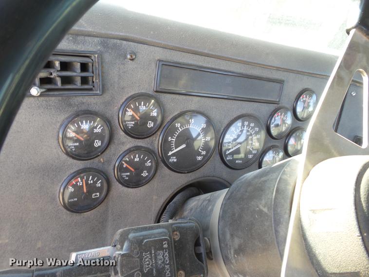 image for item BJ9845 2004 Western Star 4900 semi truck