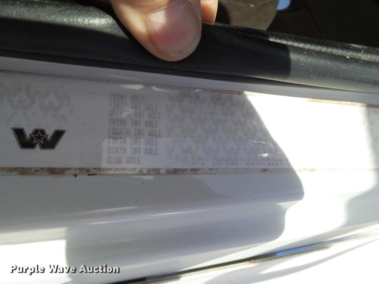 image for item BJ9845 2004 Western Star 4900 semi truck