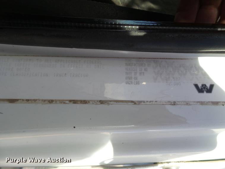 image for item BJ9845 2004 Western Star 4900 semi truck