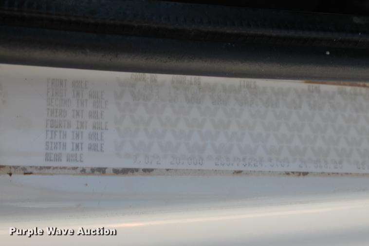 image for item BJ9845 2004 Western Star 4900 semi truck