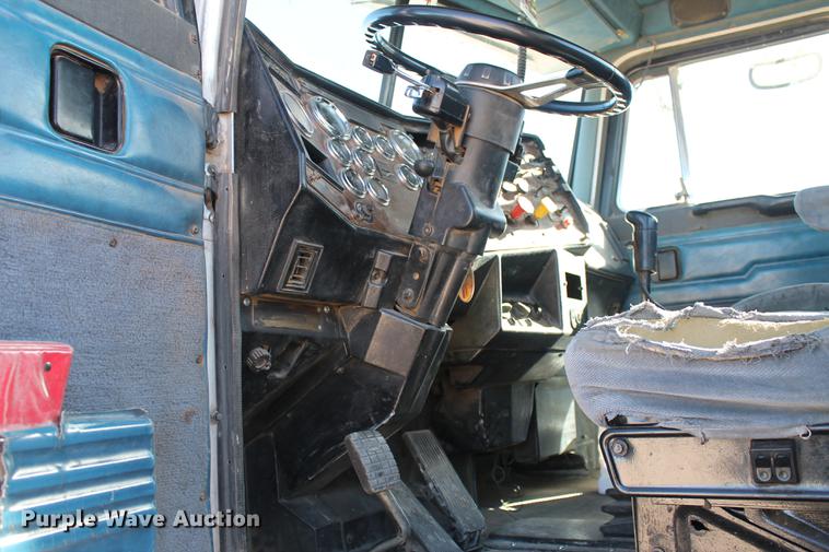 image for item EI9506 1998 Peterbilt 378 semi truck