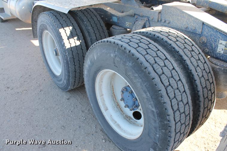 image for item EI9515 2006 Peterbilt 378 semi truck