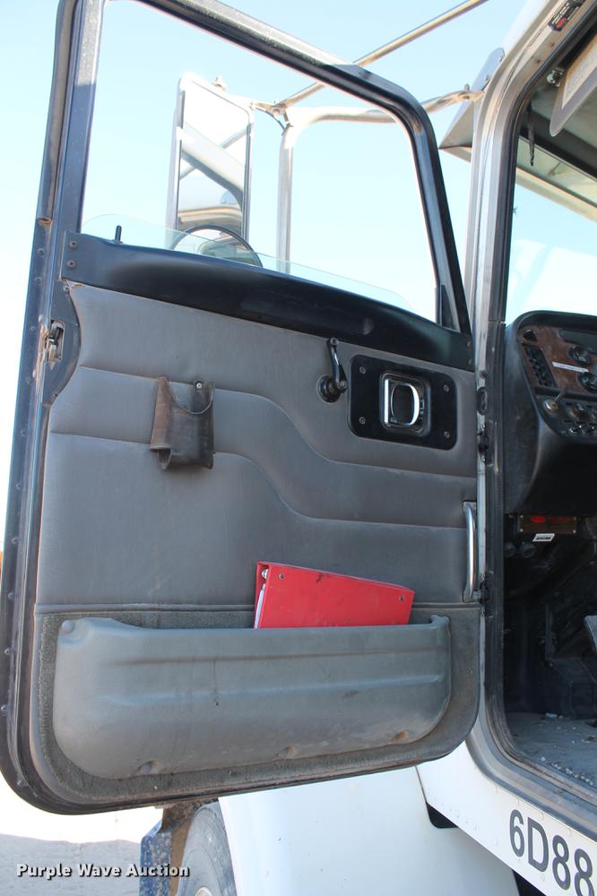 image for item EI9515 2006 Peterbilt 378 semi truck