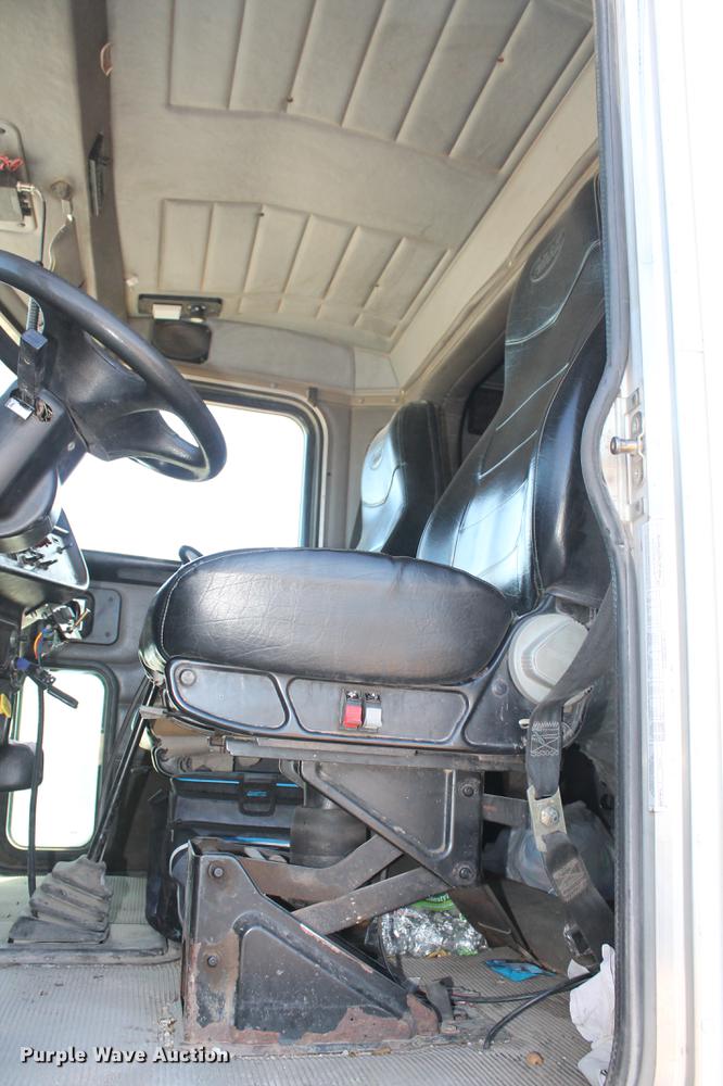 image for item EI9515 2006 Peterbilt 378 semi truck