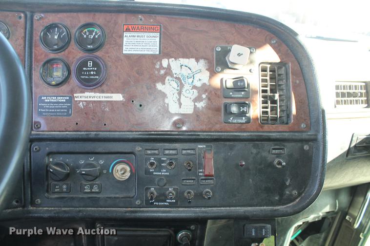 image for item EI9515 2006 Peterbilt 378 semi truck