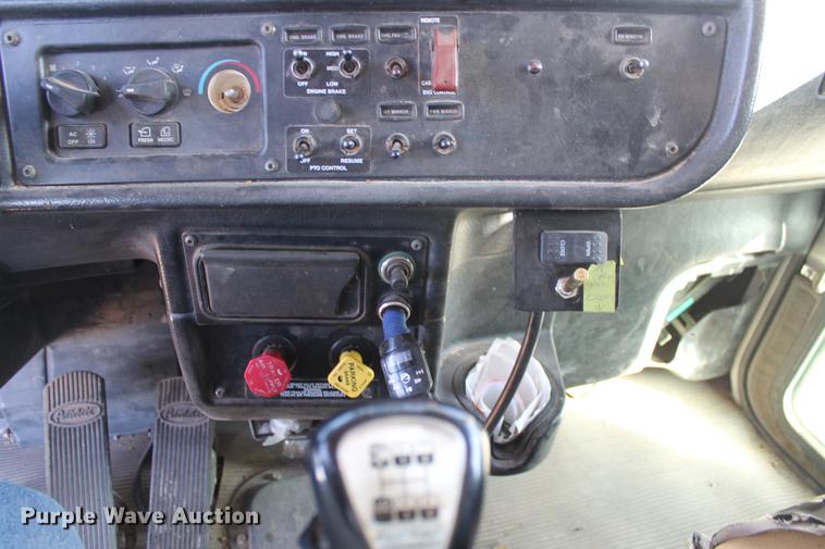 image for item EI9515 2006 Peterbilt 378 semi truck