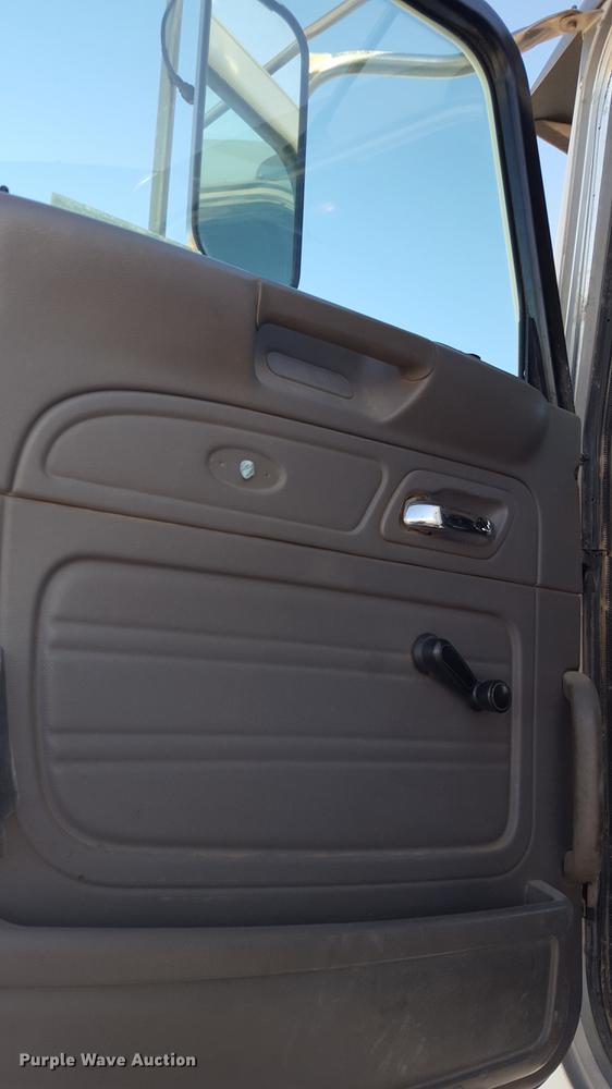 image for item EN9527 2007 Peterbilt 378 semi truck