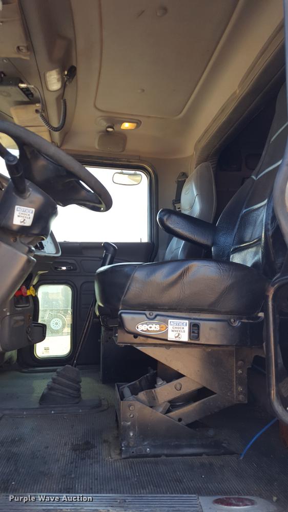 image for item EN9527 2007 Peterbilt 378 semi truck